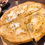 ワイン食堂 ビストロJIN - もっちり自家製ピザ