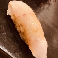 不動前 すし 岩澤 - 喉黒の昆布〆。無駄な脂が切れている、というか昆布の旨味で中和されているのかなぁ