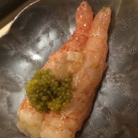 不動前 すし 岩澤 - 北海縞海老、珍しい、嬉しい、国防色（グリーンカーキ色）の外殻と卵の中に潜む、甘海老以上の甘み、薬味は鮪の酒盗