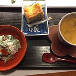 ねぎま - 突き出しの三点盛り。
                                年寄り連中は玉子焼きがお気に入り。