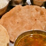 南インド料理ダクシン - 【南インド肉料理ミールズ@2,050円】プーリ（揚げパン）