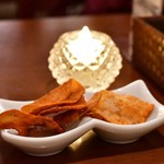南インド料理ダクシン - お通し：ポテトチップス（辛）