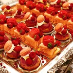 Manpei Hotel - フランボワーズのルビーチョコプロフィットロール、バラのチョコムースベリーサンドイッチ（旧軽井沢ホテル音羽ノ森）