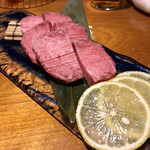 個室炭火焼肉 有田牛 - 黒毛和牛至高厚切りタン塩