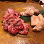 個室炭火焼肉 有田牛 - (左)ハラミ、(右)丸腸