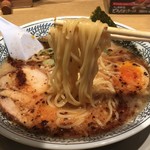 丸源ラーメン - 麺を持ち上げたらわかる。
            
            あーあ・・・ダメそうだなぁ〜この麺・・・
            
            
            多加水の美味くない麺・・・輪ゴムみたいなヤツ・・・
            折角汁美味いのに何故この麺？？？
            
            拘りみたいの書いてあるけど・・・
            
            
            