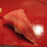寿司栄 - 中トロ。