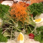 炭火焼 てんま  - ファミリーサラダ ドレッシングはゴマと青じそがあります