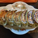 餃子処 とんぼ - 焼餃子（左）・しそ餃子（右）のハーフ＆ハーフ