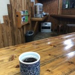 みなと食堂 - 店内。お茶とお水はセルフです。