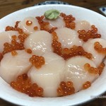 みなと食堂 - わぁ、八戸の宝石箱やぁ！『ホタテ丼イクラ入り』
