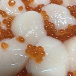 みなと食堂 - ホタテとイクラのアップ！ホタテが10個にイクラも散りばめられて￥2200は、CP良過ぎますよね。