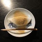 御菓子司 中村軒 - こちらは銘菓 麦手餅。きな粉は両端にかからないように、真ん中に振るのが正しいいただき方です☆彡