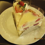 パティスリー アンジェラ - イチゴショートケーキとイチゴミルク