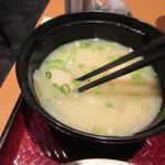 Teishoku Ya Hyaku Sai Shun - お味噌汁は九州の白味噌ベースでダシは、かつお、いりこ、椎茸からとった旨味ダシ。
                        
                        野菜が一杯入った具だくさんのお味噌汁でした。