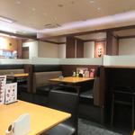 Teishoku Ya Hyaku Sai Shun - お店はテーブル席中心、店の他の店同様に清潔感があり店員さんの対応もキビキビとしてましたよ。