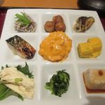 Teishoku Ya Hyaku Sai Shun - そしてメインのお皿はシャキシャキサラダ、出汁巻卵、胡麻豆腐、湯葉刺身、塩サバ、海老マヨ等の９品。
                        
                        とっても栄養のバランスがよく考えられたプレートでしたよ