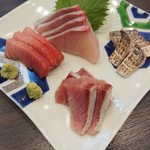 割烹 丸福 - 刺し盛り(活〆かんぱち刺し、天然ぶり刺し、本まぐろ中トロ、太刀魚刺し)