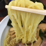 麺匠 もみじ - 黄色いストレート麺