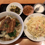 中華台湾屋台　三彩居 - 角煮入り野菜ラーメン＋半チャーハン ¥800