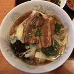 中華台湾屋台　三彩居 - 角煮入り野菜ラーメン＋半チャーハン ¥800 の角煮入り野菜ラーメン