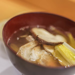 三笠鮨 - "方頭魚（あまだひ）"の骨邊肉（あら）＋"椎蕈（しいたけ）"の椀（しるもの）