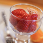 三笠鮨 - ”菓子（くだもの）”："草莓（いちご）"、白（しろ）