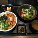 もつ焼き丼 830円 (18年6月)