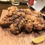 Uma Karaage To Izakemeshi Miraizaka - 骨付きモモ一本グローブ揚げ