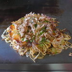 やまちゃん - 脅威の焼きソバ風、肉玉そば（ソース少なめ）