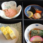 蟹御殿 - 葉野菜・白身照り焼き。玉子焼き、他