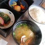 蟹御殿 - 蟹味噌汁、白ご飯。おかわりできます♪