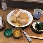 京八 - お通し／ホウレンソウ、おでん／ちくわぶ、焼き豆腐、玉子、大根、賀茂鶴