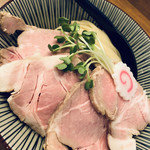 麺屋NOROMA - 柔らかなチャーシュー！ピンク色で、上品な下味。。。脂身がとろけます♡