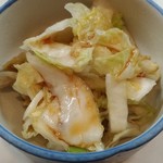 まるやま食堂 - 白菜のおしんこ　200円（先に醤油かけた）