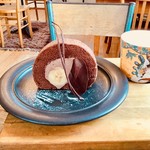 珈の菓 - チョコレートのロールケーキ  フワフワしっとり生地でビターなチョコレートクリームをバナナとともに巻き上げました。