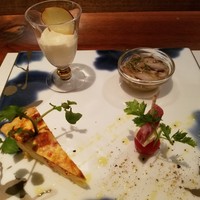 フレンチ割烹 宿 - 前菜盛り合わせ : カプレーゼ、椎茸とじゃが芋のジュレ、さつまいものムース、ドライトマトとじゃが芋のキッシュ