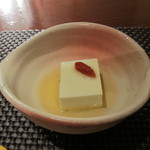 味すゞ亭 穏香 - クコの実が載ったお豆腐