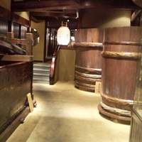 東京 芝 とうふ屋うかい - 酒樽が店内に展示されてました
