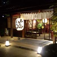 東京 芝 とうふ屋うかい - お庭を歩いてやっと入口玄関！