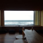 望洋樓 - 館内：ラウンジから見た日本海