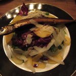 ピニョン - 秋刀魚の自家製スモーク ラディッキオ、柿、パルミジャーノのサラダ仕立て