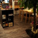 鉄板'ズ キッチン ラボ - 店内は白壁にウッディ調の落ち着いた店内。