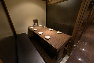 Ryouri oukoku - 最大10名様でお使いいただけるテーブル個室が5部屋。こちら壁が可動式になっておりますので、大人数様でもご利用いただけます。