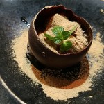 かっぽう寿 - デザート一品目はチョコのカプセルにわらび餅。