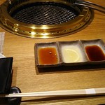 和牛 まつした - ●おまかせコース 8,500円(前菜・和牛ﾚｽﾃｰｷ・上塩ﾀﾝ・ﾈｷﾞ塩ﾀﾝｶﾙﾋﾞ・ｽﾃｰｷｶｯﾄ・焼しゃぶ・焼すき・ﾀﾚ焼・味噌焼比べ・和牛寿司)＋追加単品 ホルモン盛合せ 500円x4=10,500円 2019年02月