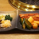 和牛 まつした - ●おまかせコース 8,500円(前菜・和牛ﾚｽﾃｰｷ・上塩ﾀﾝ・ﾈｷﾞ塩ﾀﾝｶﾙﾋﾞ・ｽﾃｰｷｶｯﾄ・焼しゃぶ・焼すき・ﾀﾚ焼・味噌焼比べ・和牛寿司)＋追加単品 ホルモン盛合せ 500円x4=10,500円 2019年02月