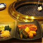 和牛 まつした - ●おまかせコース 8,500円(前菜・和牛ﾚｽﾃｰｷ・上塩ﾀﾝ・ﾈｷﾞ塩ﾀﾝｶﾙﾋﾞ・ｽﾃｰｷｶｯﾄ・焼しゃぶ・焼すき・ﾀﾚ焼・味噌焼比べ・和牛寿司)＋追加単品 ホルモン盛合せ 500円x4=10,500円 2019年02月