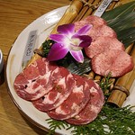 和牛 まつした - ●おまかせコース 8,500円(前菜・和牛ﾚｽﾃｰｷ・上塩ﾀﾝ・ﾈｷﾞ塩ﾀﾝｶﾙﾋﾞ・ｽﾃｰｷｶｯﾄ・焼しゃぶ・焼すき・ﾀﾚ焼・味噌焼比べ・和牛寿司)＋追加単品 ホルモン盛合せ 500円x4=10,500円 2019年02月