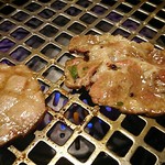 和牛 まつした - ●おまかせコース 8,500円(前菜・和牛ﾚｽﾃｰｷ・上塩ﾀﾝ・ﾈｷﾞ塩ﾀﾝｶﾙﾋﾞ・ｽﾃｰｷｶｯﾄ・焼しゃぶ・焼すき・ﾀﾚ焼・味噌焼比べ・和牛寿司)＋追加単品 ホルモン盛合せ 500円x4=10,500円 2019年02月